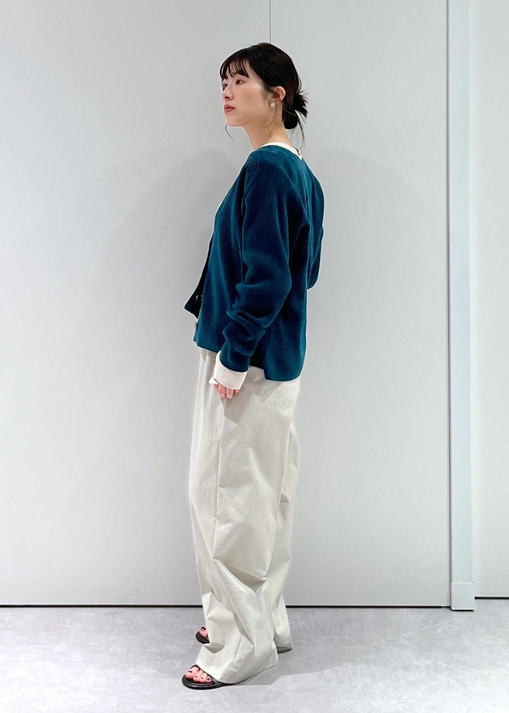 「CreamyCotton、クリーミーコットン、オーガニックコットン、Vネック、グリーン、ホワイト、ハイウエスト、BRENTELLA、ミュール、レザー、初春コーデ、春コーデ、初秋コーデ、秋コーデ、初冬コーデ」|「SALON adam et rope'のスプリットレザーミドルボストンバッグ(ボストンバッグ、ホワイト系)」を使った、michiruさん(レディース・156cm)の冬コーディネートの7枚目の写真
