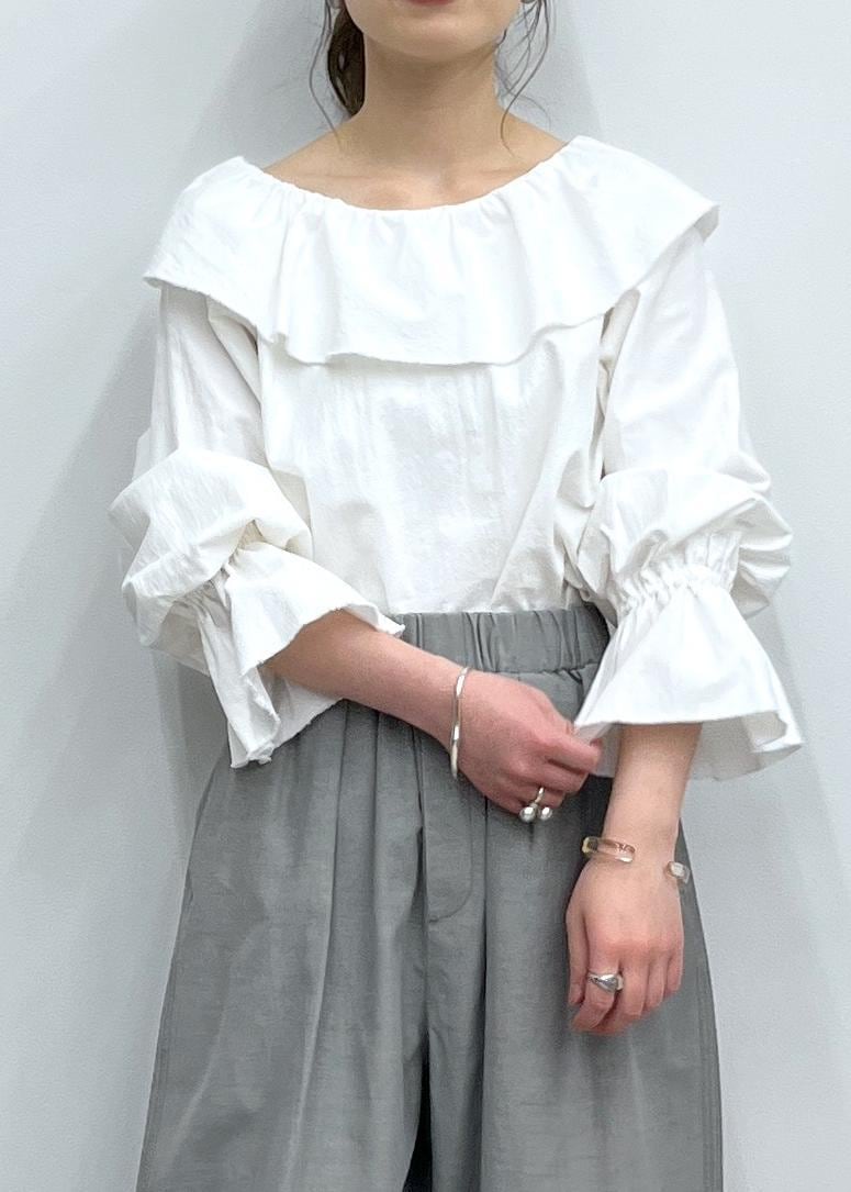 「WEB限定、バックリボン、ホワイト、カーヴィーパンツ、BRENTELLA、Letra for SALON、レトラ、メルカドバッグ、初春コーデ、春コーデ、お仕事コーデ、セレモニーコーデ、卒業式コーデ、卒園式コーデ、授業参観日コーデ」｜「Letraの【Letra（レトラ）for SALON】PRAYA short XS/プラヤメルカドバッグ（かごバッグ、ブラック系）」を使った、michiruさん（レディース・156cm）の春コーディネートの7枚目の写真