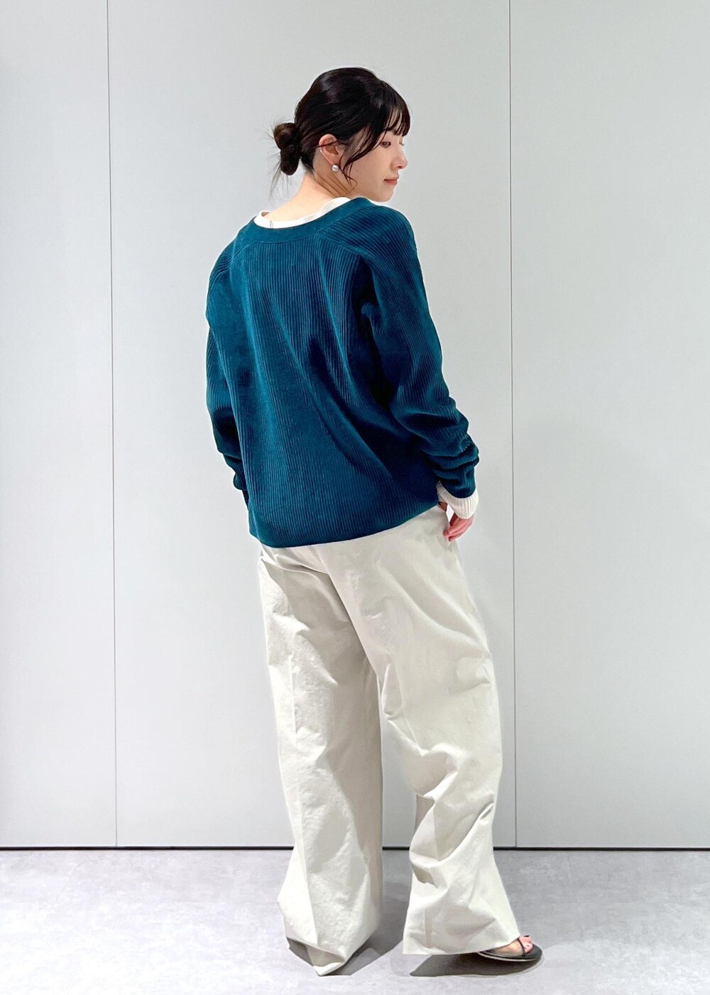 「CreamyCotton、クリーミーコットン、オーガニックコットン、Vネック、グリーン、ホワイト、ハイウエスト、BRENTELLA、ミュール、レザー、初春コーデ、春コーデ、初秋コーデ、秋コーデ、初冬コーデ」|「SALON adam et rope'のスプリットレザーミドルボストンバッグ(ボストンバッグ、ホワイト系)」を使った、michiruさん(レディース・156cm)の冬コーディネートの8枚目の写真