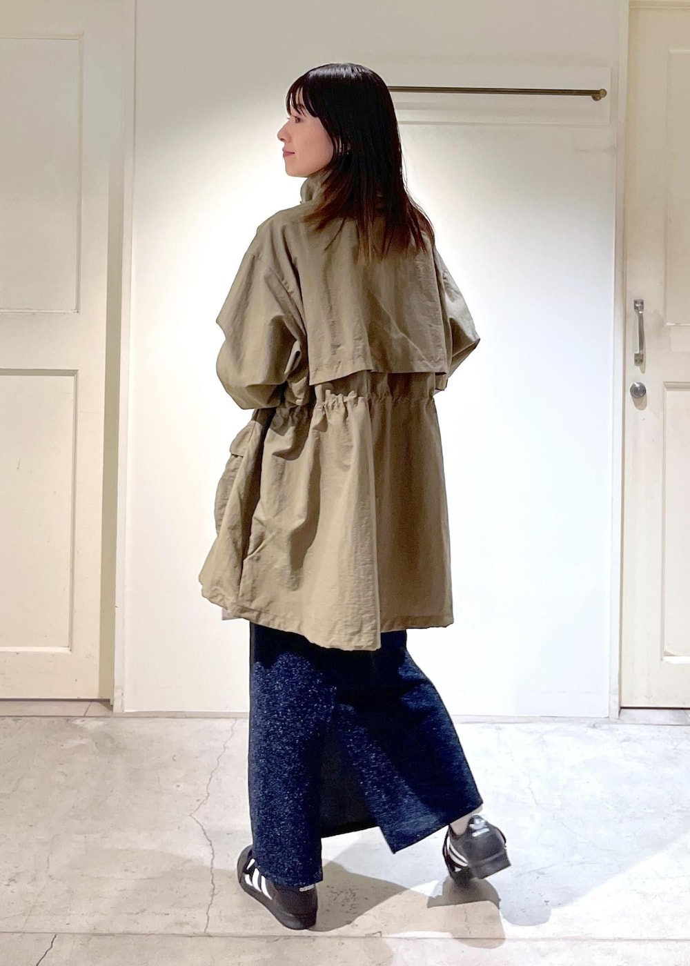 「春アウター、ナイロンブルゾン、マウンテンパーカー、カーキ、撥水加工、クロップド丈、プルオーバー、ラメ、Tシャツ、ネイビー、タイトスカート、スニーカー、adidas、ブラック、SUPERSTAR82」｜「SALON adam et rope'の［撥水］ガーデナーズナイロンブルゾン / マウンテンパーカー（ブルゾン、グリーン系）」を使った、michiruさん（レディース・156cm）の冬コーディネートの5枚目の写真