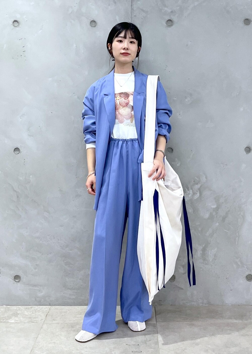 「ジャケット、シャツジャケット、ブルー、duft、フラワー、フォトプリント、Tシャツ、ホワイト、パンツ、ブーツ、メッシュ、フラワーバッグ、ショルダーバッグ、GENTLE SILK、PELLICO SUNNY」｜「SALON adam et rope'の[25SS]GENTLE SILK パンツ【セットアップ対応】（その他パンツ、ブルー系）」を使った、michiruさん（レディース・156cm）の冬コーディネートの2枚目の写真