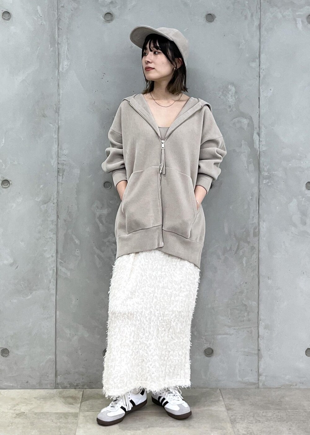 「creamycotton、クリーミーコットン、オーガニックコットン、ダブルジップ、adidas、SAMBA OG、デザインtops、アディダス、ジャガード、ナロースカート、WEB限定、ベージュ、オーバーサイズ、ホワイト、スカート」|「SALON adam et rope'のブラパッド付タンクトップ-CreamyCotton /クリーミーコットン-(タンクトップ、ベージュ系)」を使った、michiruさん(レディース・156cm)の夏コーディネートの4枚目の写真
