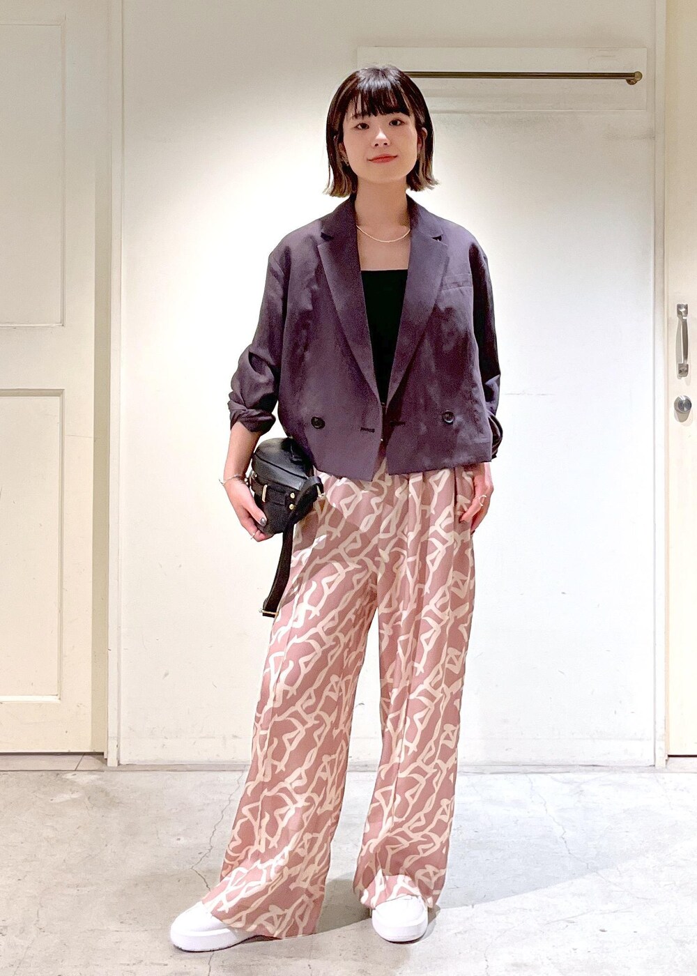 「ジャケット、チャコール、ベアトップ、シーサイドダンサー、ピンクベージュ、New Balance、CT302C、AULENTTI、ボディバッグ、ERICKA NICOLAS BEGAY、シルバーネックレス、ナバホパール、ブラック、ウエストポーチ、ウエストバッグ」|「SALON adam et rope'のシーサイドダンサープリントパンツ【セットアップ対応】(その他パンツ、イエロー系)」を使った、michiruさん(レディース・156cm)の春コーディネートの5枚目の写真