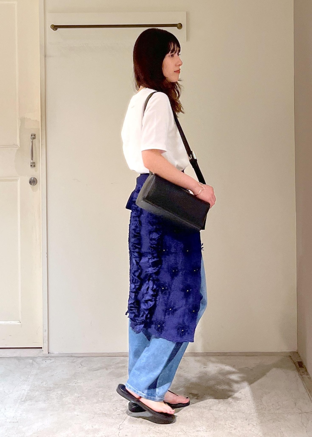 「Yasuko Hirano、平野泰子、アートプリント、KURO for SALON、OPTIMA SIDELINE、デニム、crinkle crinkle crinkle、クリンクルクリンクルクリンクル、ネイビー、巻きスカート、NICOLAS LAINAS、レザー、エプロンスカート、初夏コーデ、夏コーデ」｜「NICOLAS LAINASの【NICOLAS LAINAS（ニコラスライナス）】サンダル（サンダル、ブラック系）」を使った、michiruさん（レディース・156cm）の春コーディネートの3枚目の写真