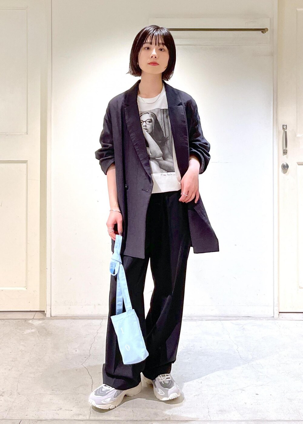 「オーガニックコットン、COUTURE D'ADAM、Tシャツ、スラックス、New Balance、ニューバランス、ノベルティ、NOVELTY、サコッシュ、ブルー、グレー、ブラック、ジャケット、パンツ、スニーカー」|「SALON adam et rope'のイージーリラックスストレートパンツ【UVケア・防シワ・吸水速乾・洗える】(スラックス、ブラック系)」を使った、michiruさん(レディース・156cm)の春コーディネートの10枚目の写真