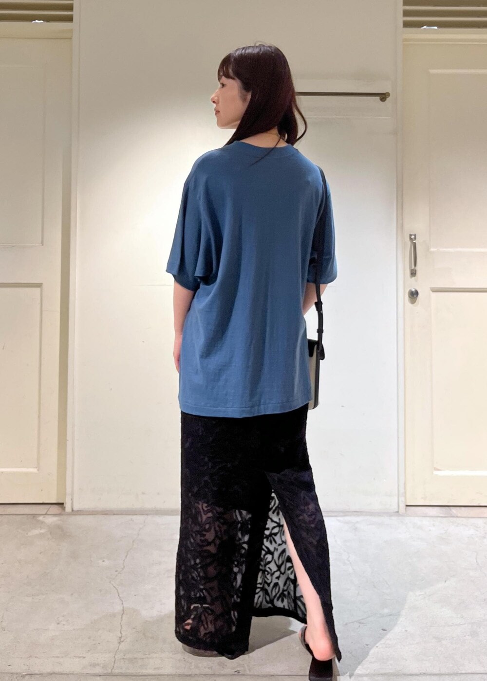 「骨格ウェーブ、ブルベ、低身長、Americana、アメリカーナ、シアー、ミニバック、サロンアダムエロペ、Tシャツ、ショルダーバッグ、SALON　adam et rope'、夏コーデ、ビッグシルエット、ロゴT、プチプラ」｜「AMERICANAの[追加決定！]【Americana for SALON】LIFE IS BEAUTIFUL 半袖T（Tシャツ/カットソー、ブルー系）」を使った、michiruさん（レディース・156cm）の夏コーディネートの3枚目の写真