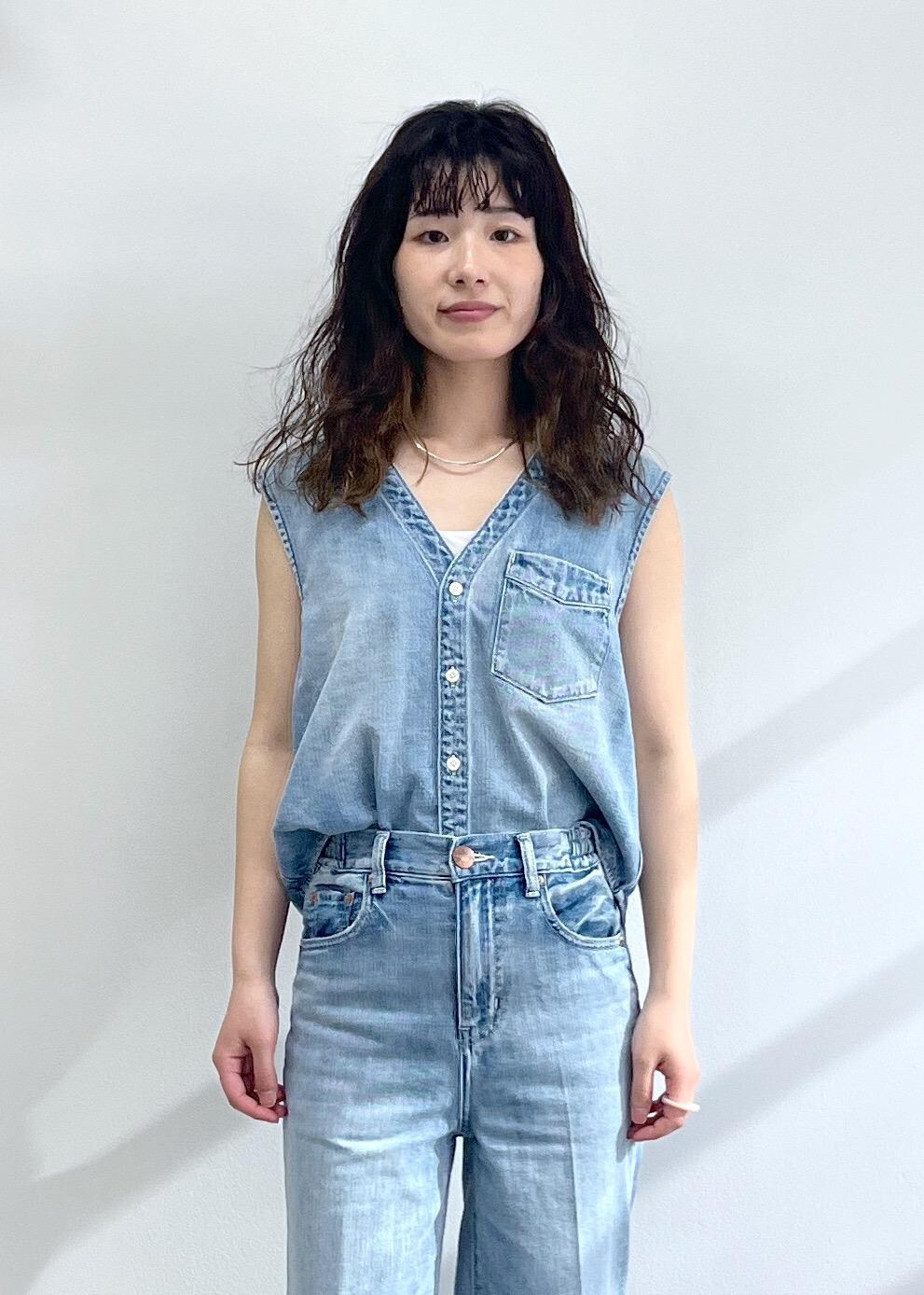 「ハーフスリーブ、ブラック、羽織、RED CARD TOKYO for SALON、RED CARD TOKYO、デニム、GILET blouse、easy SLOGAN、ブルー、BRENTELLA、VIRNINA、ミュール、春コーデ、初夏コーデ、夏コーデ」｜「RED CARD TOKYOの【RED CARD TOKYO（レッドカードトーキョー）for SALON】別注GILET blouse / デニムジレベスト（ベスト、ブルー系）」を使った、michiruさん（レディース・156cm）の春コーディネートの9枚目の写真