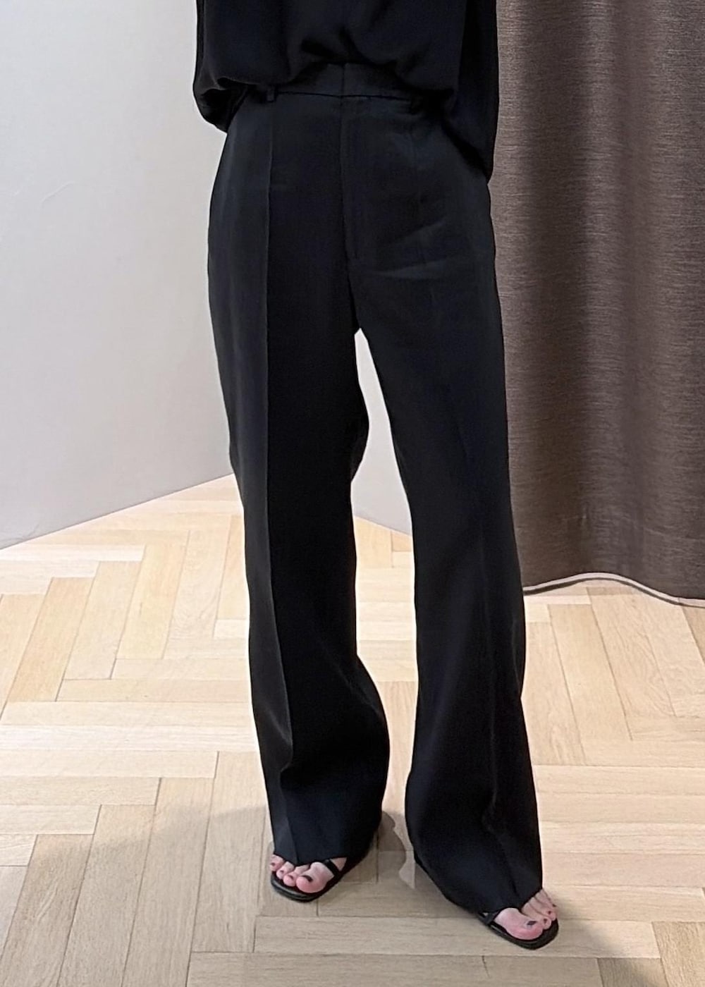 ブラック系のサンダル、ブラック系のシャツ/ブラウス、ブラック系のその他パンツを着用したレディースの夏コーディネートの10枚目の写真