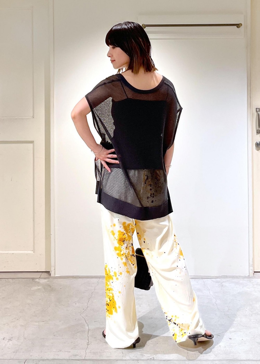 「SALE、SALEコーデ、デザインtops、シアー、メッシュ、2way、チャコール、SUKU HOME、ルームウェア、BRENTELLA、BAGMATI、ブラック、カゴバッグ、プルオーバー、イエロー」｜「SALON adam et rope'の【BRENTELLA（ブレンテッラ）】Wストラップトングサンダル（サンダル、ブラック系）」を使った、michiruさん（レディース・156cm）の夏コーディネートの4枚目の写真