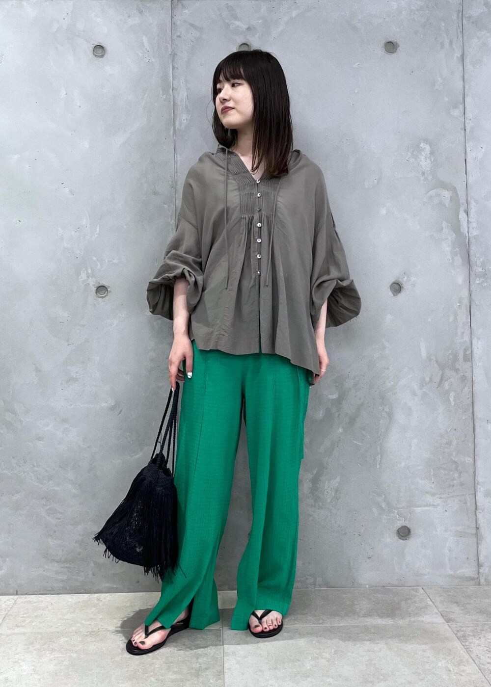 「23SS夏の新作、骨格ウェーブ、ブルベ、低身長、ブラウス、高島ちぢみ、The Bagmati、サロンアダムエロペ、NICOLAS LAINAS、フリンジバッグ、初夏コーデ、シアートップス、SALON　adam et rope'」｜「NICOLAS LAINASの【NICOLAS LAINAS（ニコラスライナス）】コンフォートソールトングサンダル（サンダル、ブラック系）」を使った、michiruさん（レディース・156cm）の春コーディネートの2枚目の写真