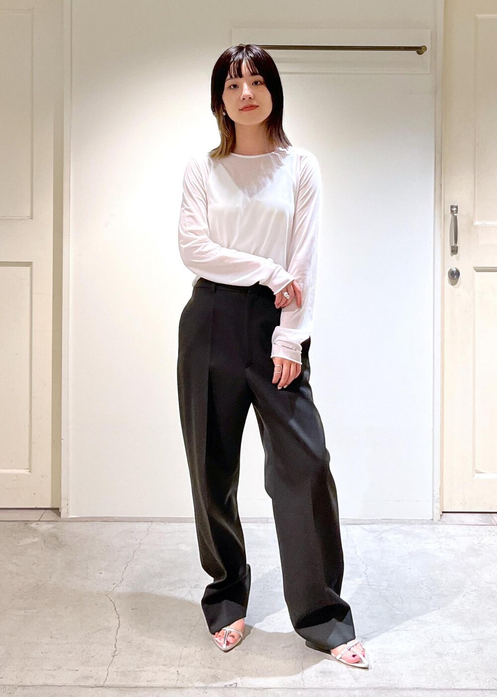「ジレ、GGG for SALON、GOOD PEOPLE GOOD STITCHING GOOD PRODUCT、シアー、VISTO WOOL GABA、ウール、ボディバッグ、レザー、ブラック、シルバー、グレー、ファー、ホワイト、Tシャツ、クルーネック」|「SALON adam et rope'の【雑誌掲載】【追加】レザーボックスショルダーバッグ(ショルダーバッグ、シルバー系)」を使った、michiruさん(レディース・156cm)の秋コーディネートの8枚目の写真