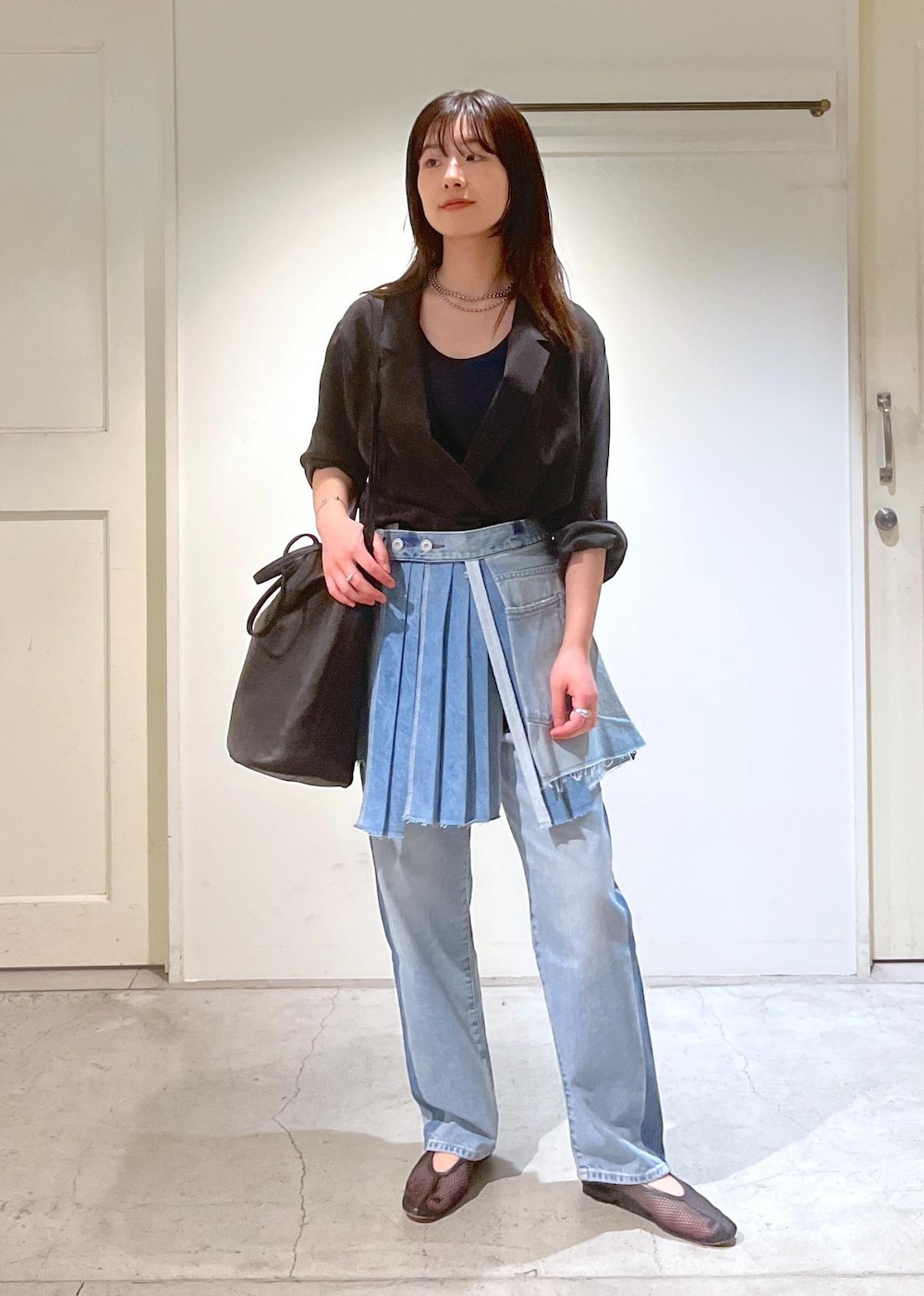 「GENTLE SILK、Hug Silk、ネイビー、KURO for SALON、デニム、OPTIMA、サイドライン、REMME、salon_recommemd_outer_pickup、ミニスカート、巻きスカート、Morphee、トートバッグ、ショルダーバッグ、やぎ革」｜「REMMEの【REMME(レメ)】メッシュフラットシューズ（パンプス、ブラック系）」を使った、michiruさん（レディース・156cm）の春コーディネートの2枚目の写真