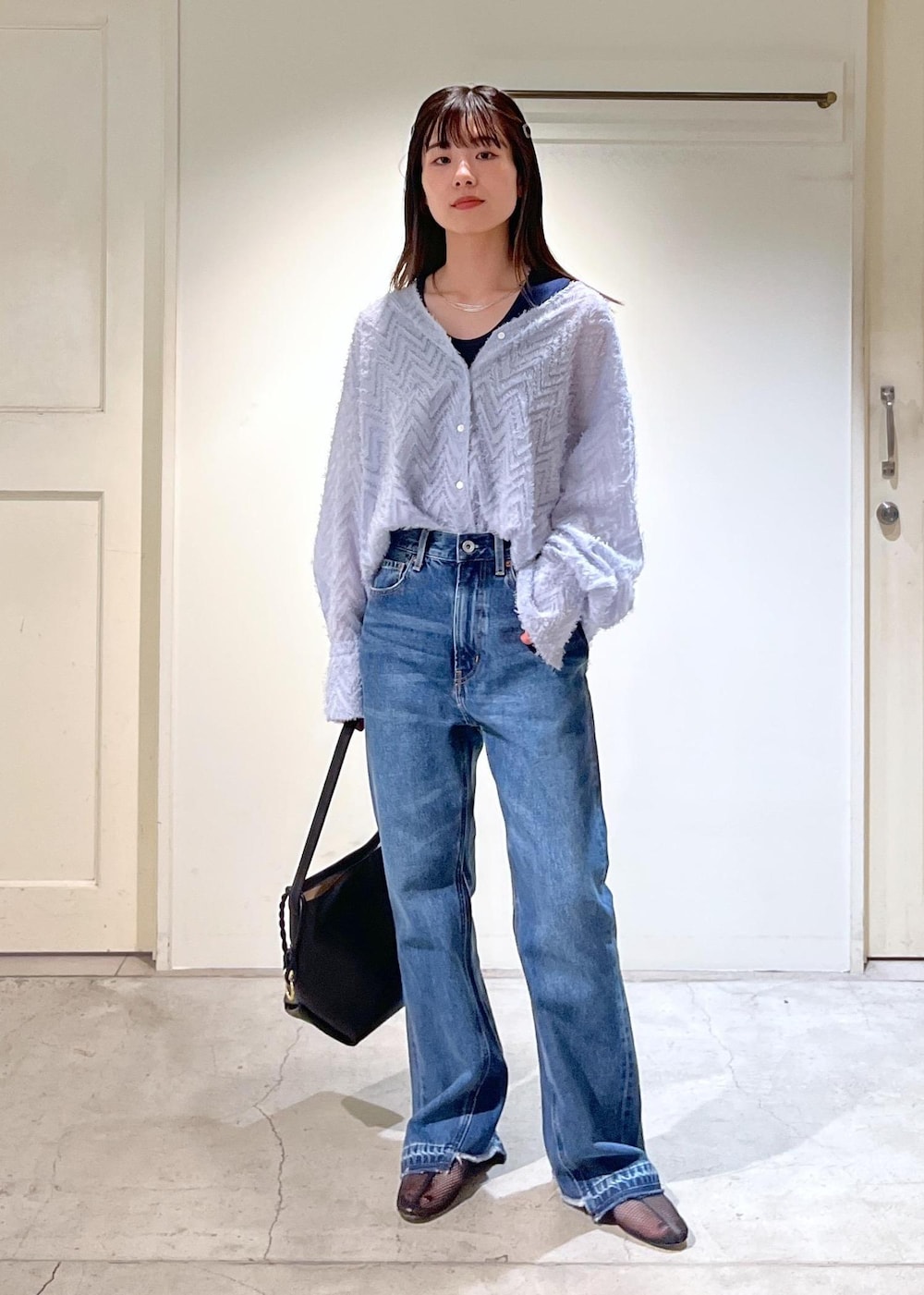 「モンターニュ、シャツ、Vネック、Hug Silk、ネイビー、デニム、REMME、トートバッグ、レザーバッグ、初春コーデ、春コーデ、デートコーデ、お出かけコーデ、旅行コーデ、推し活コーデ」|「REMMEの【REMME(レメ)】メッシュフラットシューズ(パンプス、ブラック系)」を使った、michiruさん(レディース・156cm)の春コーディネートの3枚目の写真