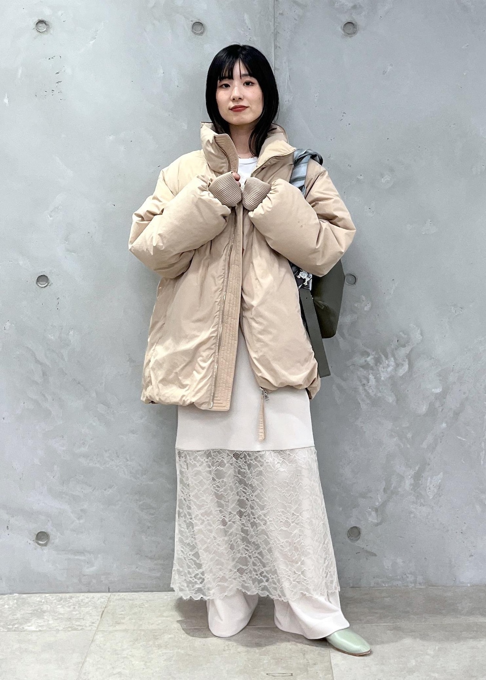 ベージュ系のダウンジャケット/コート、ホワイト系のその他パンツ、ホワイト系のワンピースを着用したレディースの冬コーディネートの4枚目の写真