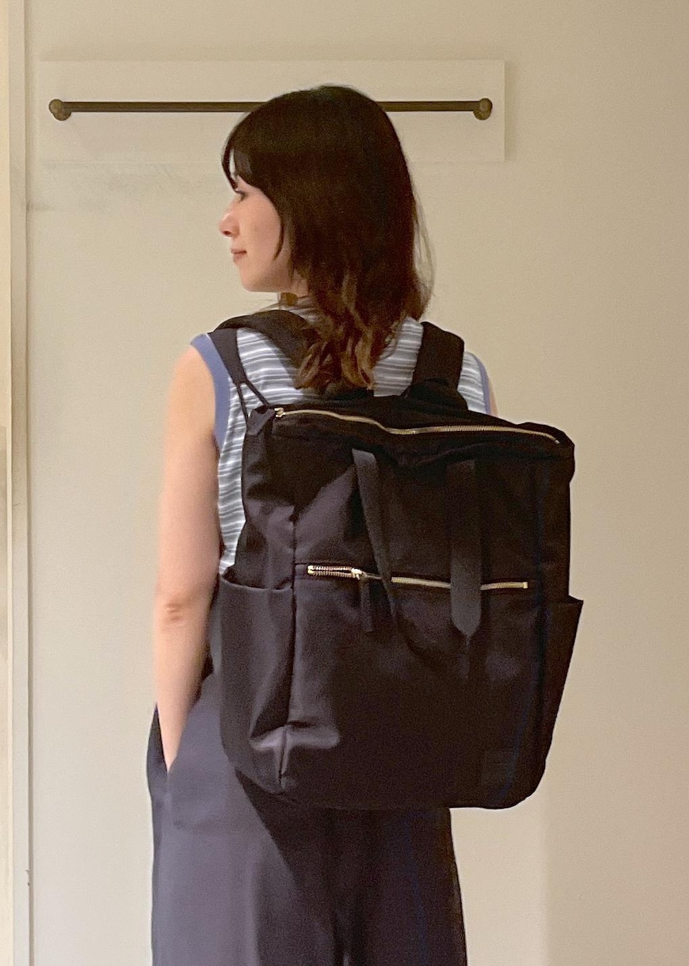 「Batoner、バトナー、ノースリーブ、サックス、サロペット、オールインワン、チャコール、adidas、スニーカー、シルバー、トートバッグ、ブラック、SAMBA OG W、春コーデ、初夏コーデ」｜「SALON adam et rope'の【セットアップ対応】ドレープスラブサロペット（つなぎ/オールインワン、グレー系）」を使った、michiruさん（レディース・156cm）の春コーディネートの6枚目の写真