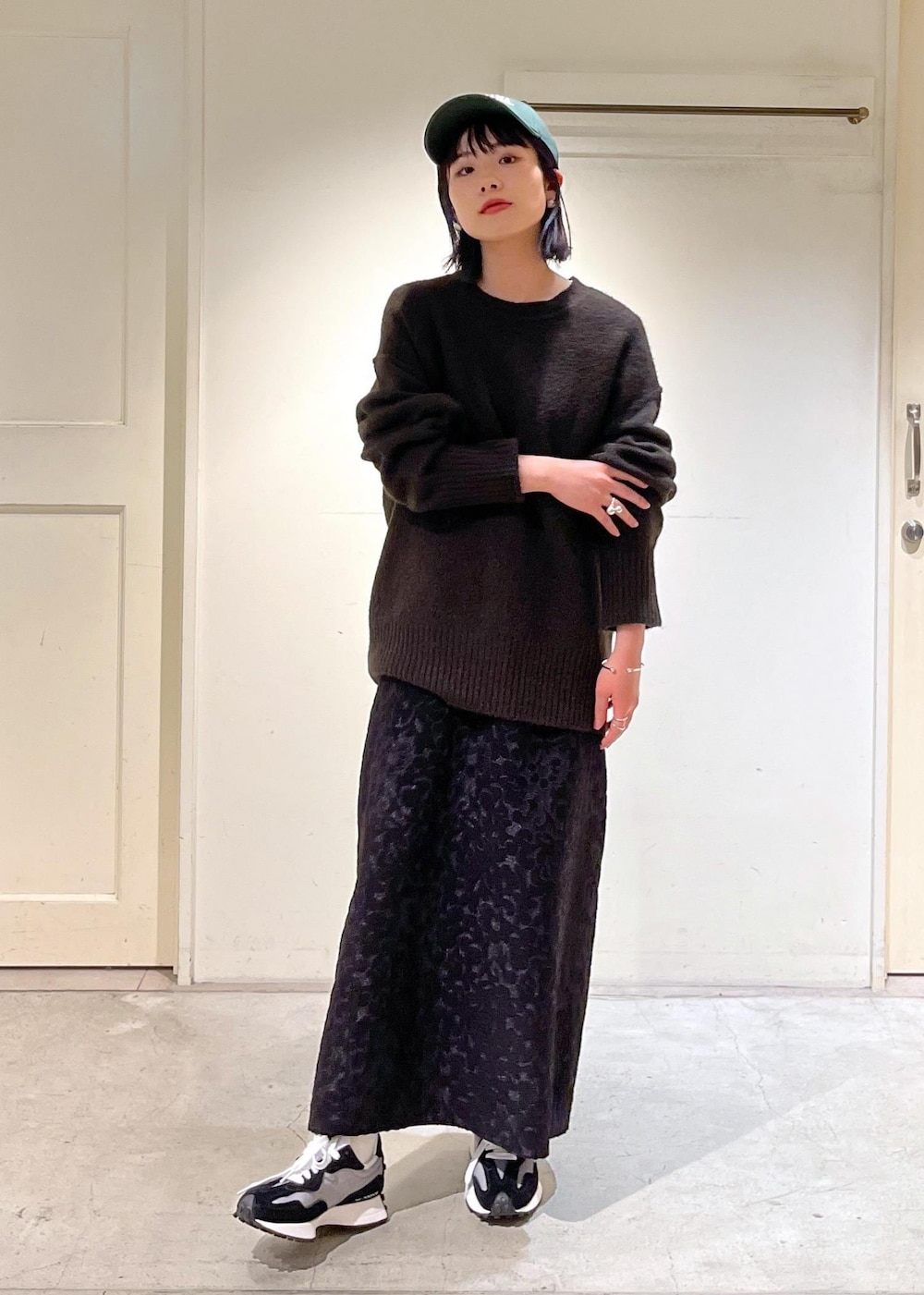 「アルパカ、ワンピース、キャミワンピース、ジャガード、桐生織、NEW BALANCE、ニューバランス、ブラック、Americana、アメリカーナ、キャップ、グリーン、ブラウン、プルオーバー、ニット」｜「SALON adam et rope'の【NIPPON CULTURE】ジャガードキャミワンピース（ワンピース、ブラック系）」を使った、michiruさん（レディース・156cm）の秋コーディネートの5枚目の写真