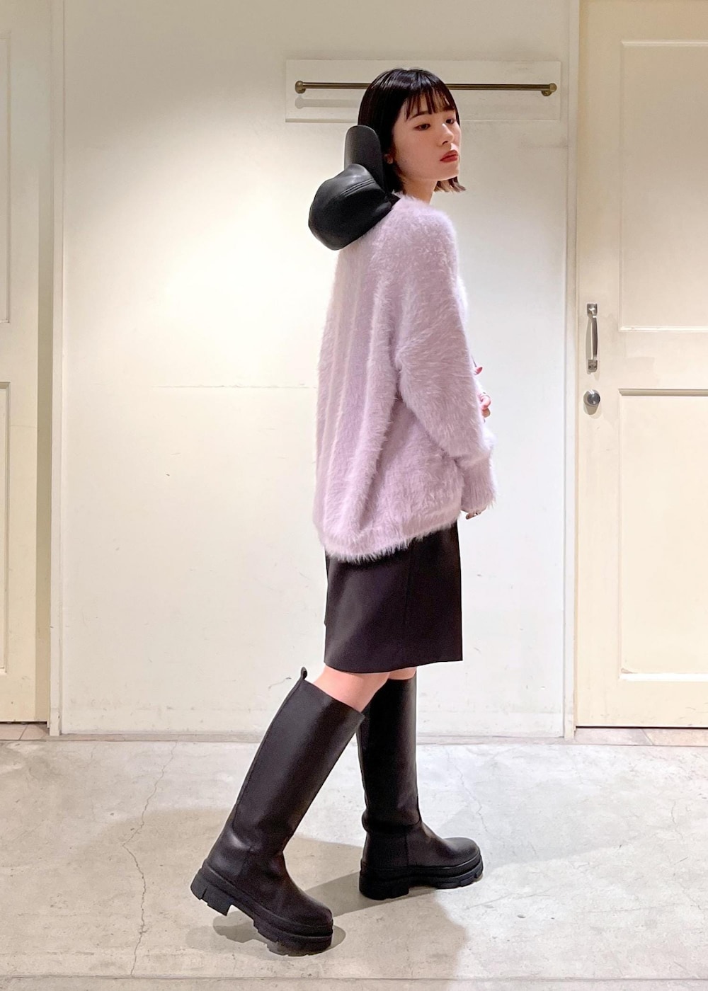 「23AW秋の新作、骨格ウェーブ、ブルベ、低身長、サロンアダムエロペ、Smile Cotton、REMME、ニット、キャップ、ブーツ、秋冬コーデ、ハーフパンツ、きれいめカジュアル」|「SALON adam et rope'の【Smile Cotton】カップ付きアメリカンスリーブタンクトップ(タンクトップ、ブラック系)」を使った、michiruさん(レディース・156cm)の秋コーディネートの5枚目の写真