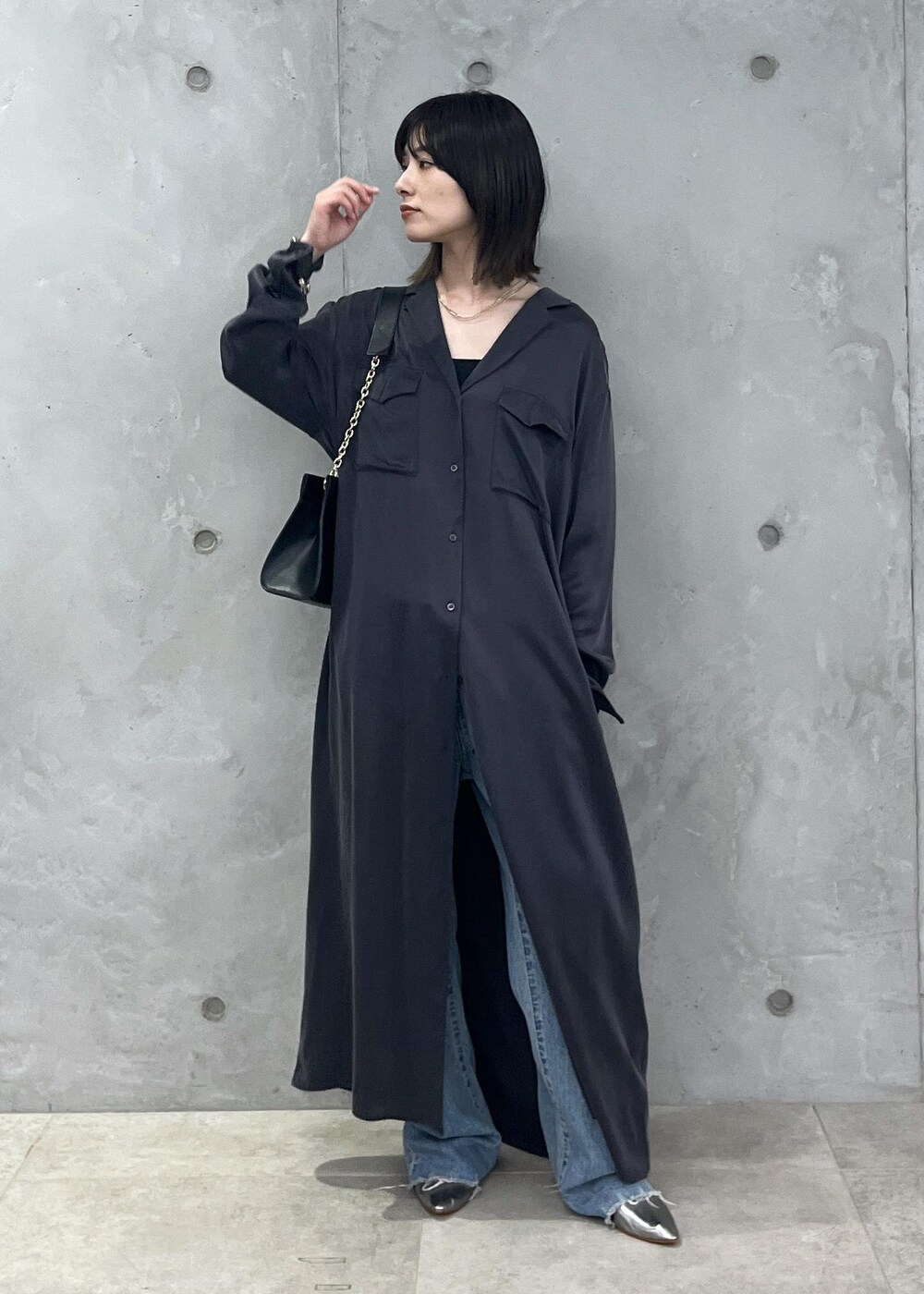 「新作、ファー、ジレ、GENTLE SILK、チャコール、KURO for SALON、KURO、デニム、ブルー、MARTINIANO、シルバー、チェーンバッグ、クラッチバッグ、グレー、ブラック」|「SALON adam et rope'の【2WAY】レザースクエアチェーンクラッチショルダーバッグ(ショルダーバッグ、ブラック系)」を使った、michiruさん(レディース・156cm)の夏コーディネートの7枚目の写真