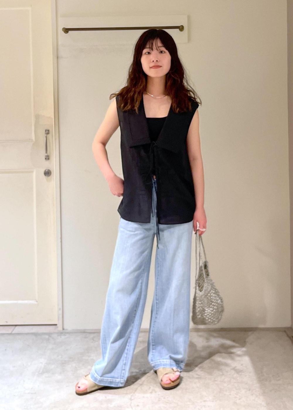 「コットンシルク、ブラック、RED CARD TOKYO、easy SLOGAN、デニム、BIRKENSTOCK、Zurich、ベージュ、BAGMATI、シルバー、初夏コーデ、夏コーデ、デートコーデ、お出かけコーデ、旅行コーデ」｜「SALON adam et rope'のプリマベールファームリーリブタンクトップ［UVケア・洗える］（タンクトップ、ブラック系）」を使った、michiruさん（レディース・156cm）の夏コーディネートの2枚目の写真