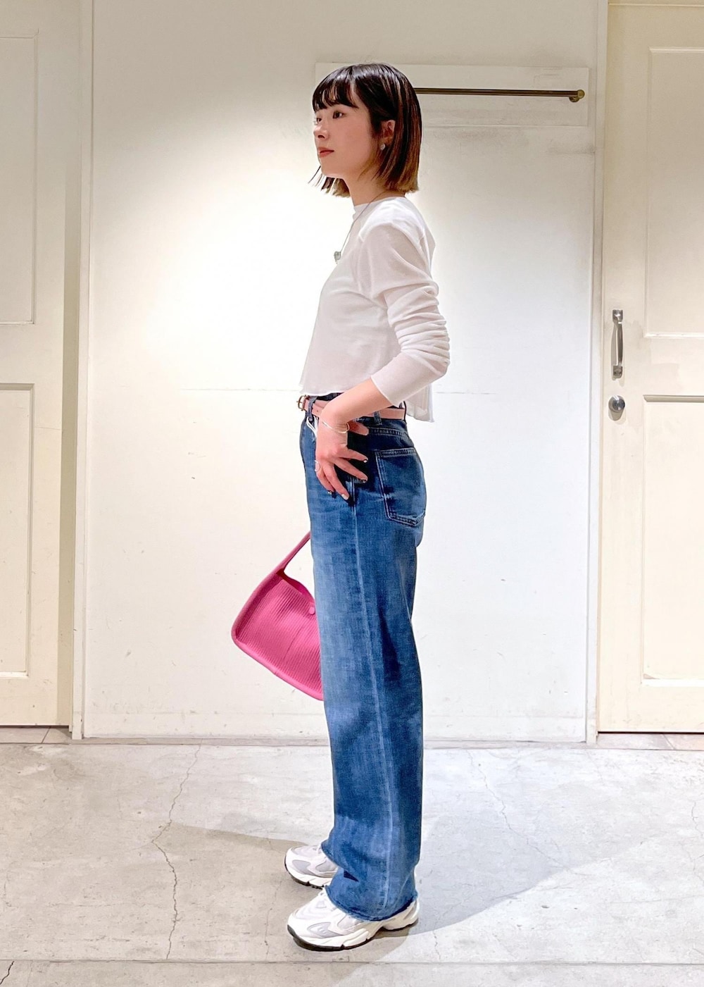 「Americana、Tシャツ、タンクトップ、redcardtokyo、レッドカードトーキョー、POP UP、Manoa、New Balance、ML725、ハンドルバッグ、ピンク、TORY LEATHER、ベルト、ホワイト、ブルー」｜「AMERICANAの[24SS]【Americana for SALON】別注シアーロングTシャツ＆キャミソールセットアップ（Tシャツ/カットソー、ホワイト系）」を使った、michiruさん（レディース・156cm）の春コーディネートの4枚目の写真
