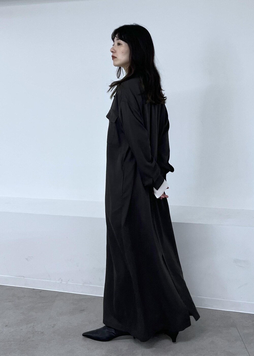 ホワイト系のシャツ/ブラウス、グレー系のワンピース、ブラック系のブーツを着用したレディースの秋コーディネートの9枚目の写真