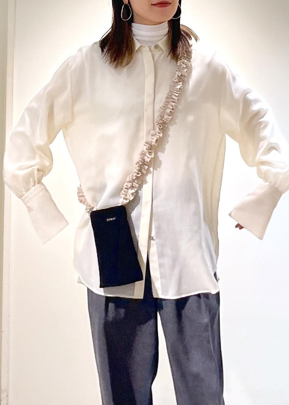 グレー系のサンダル、ホワイト系のシャツ/ブラウス、ホワイト系のTシャツ/カットソーを着用したレディースの冬コーディネートの8枚目の写真