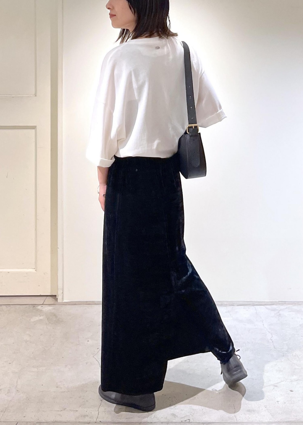 「audrey hepburn、audrey hepburn collection by jun、オードリー・ヘプバーン、オードリー・ヘプバーンコレクションバイジュン、クラッシュベロア、MOONSTAR、AULENTTI、NativeSilverStreams、シルバー、ブラック、レザーバッグ、ホワイト、Tシャツ、プリント、タイトスカート」｜「SALON adam et rope'のクラッシュベロアタイトスカート【セットアップ対応・洗える】（スカート、ブラック系）」を使った、michiruさん（レディース・156cm）の夏コーディネートの5枚目の写真