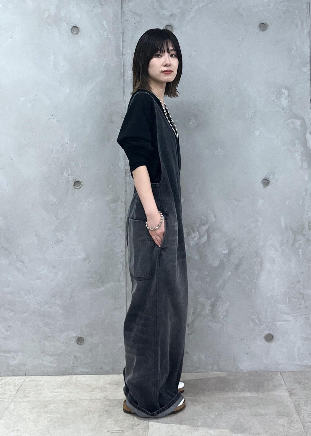 「ウォッシャブルウール、ニット、WEB限定、デニム、AULENTTI、ERICKA NICOLAS BEGAY、シルバー、ブラック、レザー、レザーバッグ、プルオーバー、オールインワン、サロペット、オーバーオール、初秋コーデ」｜「SALON adam et rope'のウォッシャブルウールVネックプルオーバー（ニット/セーター、ブラック系）」を使った、michiruさん（レディース・156cm）の夏コーディネートの6枚目の写真