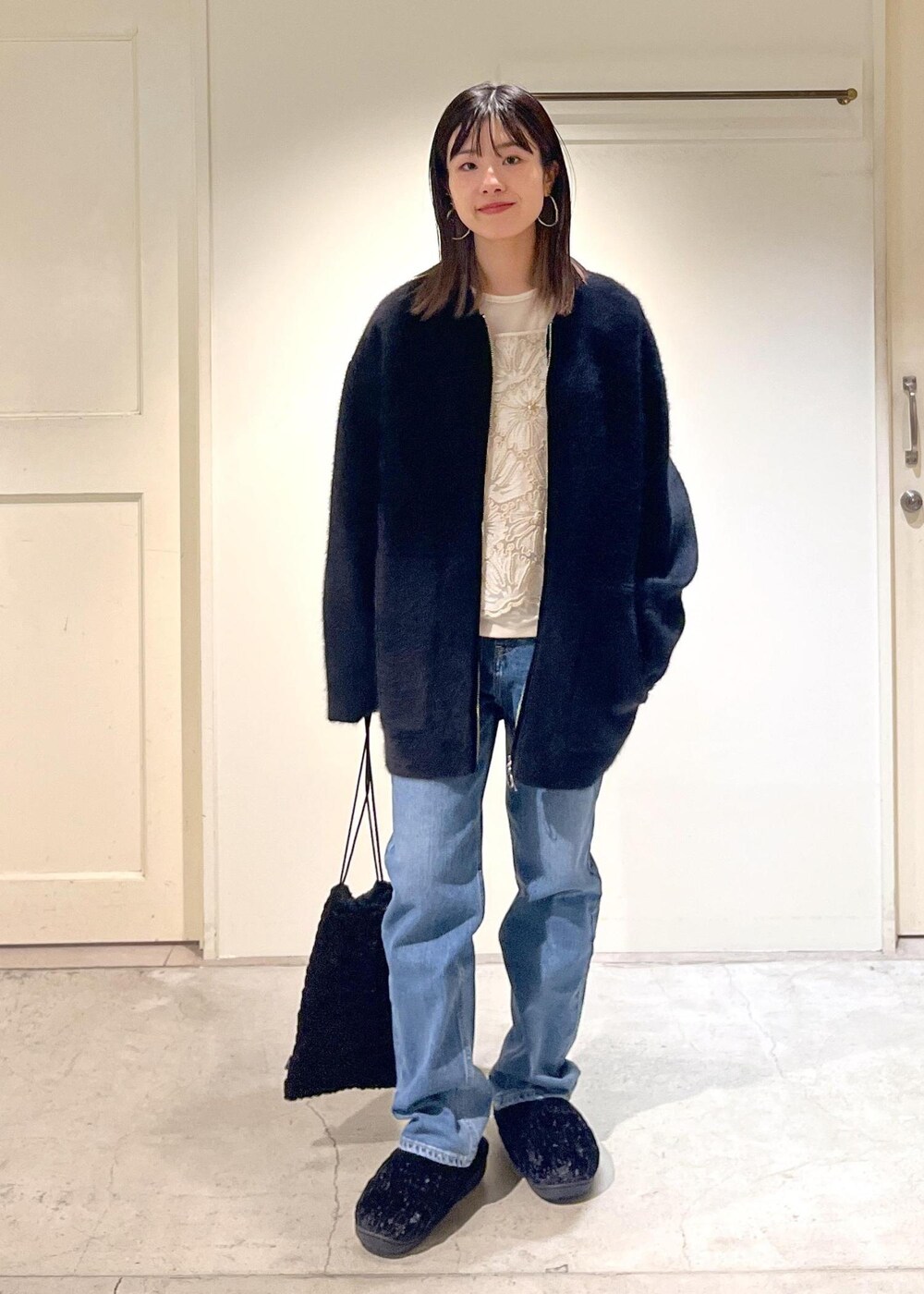 「フォックスカシミヤ、アウター、ブラック、Tシャツ、ベロア、シアー、ホワイト、レース、フラワー、RED CARD TOKYO、デニム、SUBU、スリッポン、秋コーデ、初冬コーデ」｜「SALON adam et rope'のフォックスカシミヤノーカラーブルゾン（ブルゾン、ブラック系）」を使った、michiruさん（レディース・156cm）の冬コーディネートの2枚目の写真