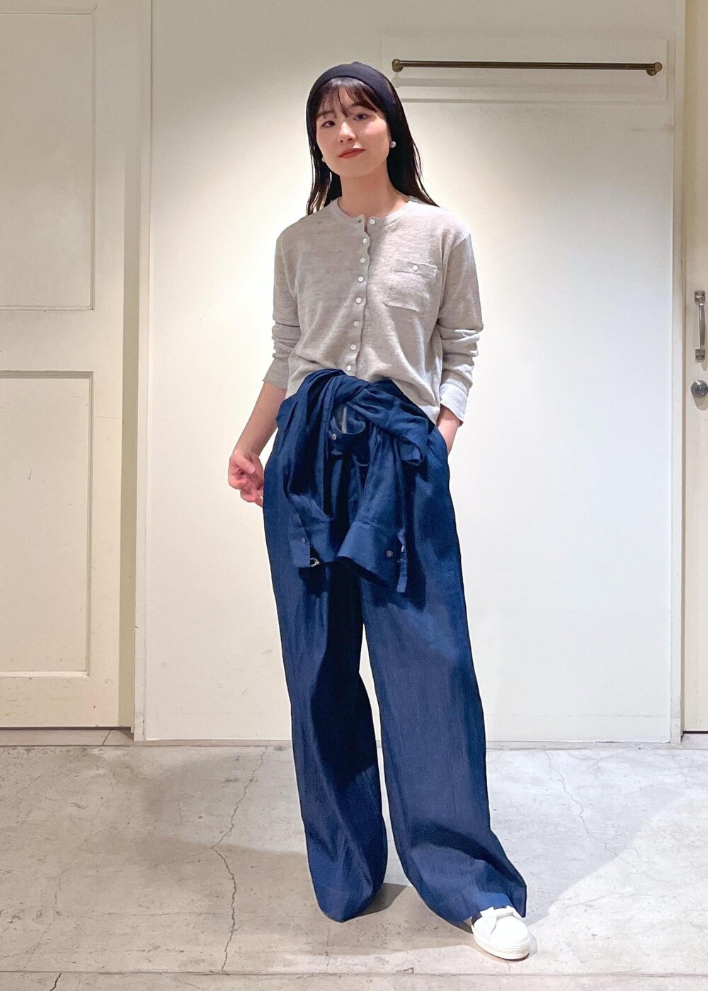 「スパークルリネン、グレー、デニム、adidas、SUPERSTAR82、heyep、ヘアバンド、初春コーデ、春コーデ、デートコーデ、お出かけコーデ、旅行コーデ、アウトドアコーデ、推し活コーデ、女子会コーデ」｜「SALON adam et rope'の［スパークルリネン］シアーラメニットクルーネックカーディガン（カーディガン/ボレロ、グレー系）」を使った、michiruさん（レディース・156cm）の春コーディネートの2枚目の写真