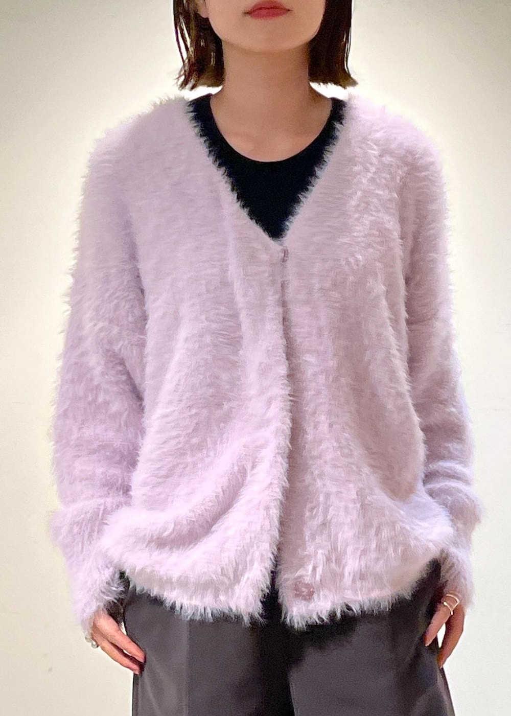 「23AW秋の新作、骨格ウェーブ、ブルベ、低身長、サロンアダムエロペ、Smile Cotton、REMME、ニット、キャップ、ブーツ、秋冬コーデ、ハーフパンツ、きれいめカジュアル」|「SALON adam et rope'の【Smile Cotton】カップ付きアメリカンスリーブタンクトップ(タンクトップ、ブラック系)」を使った、michiruさん(レディース・156cm)の秋コーディネートの6枚目の写真