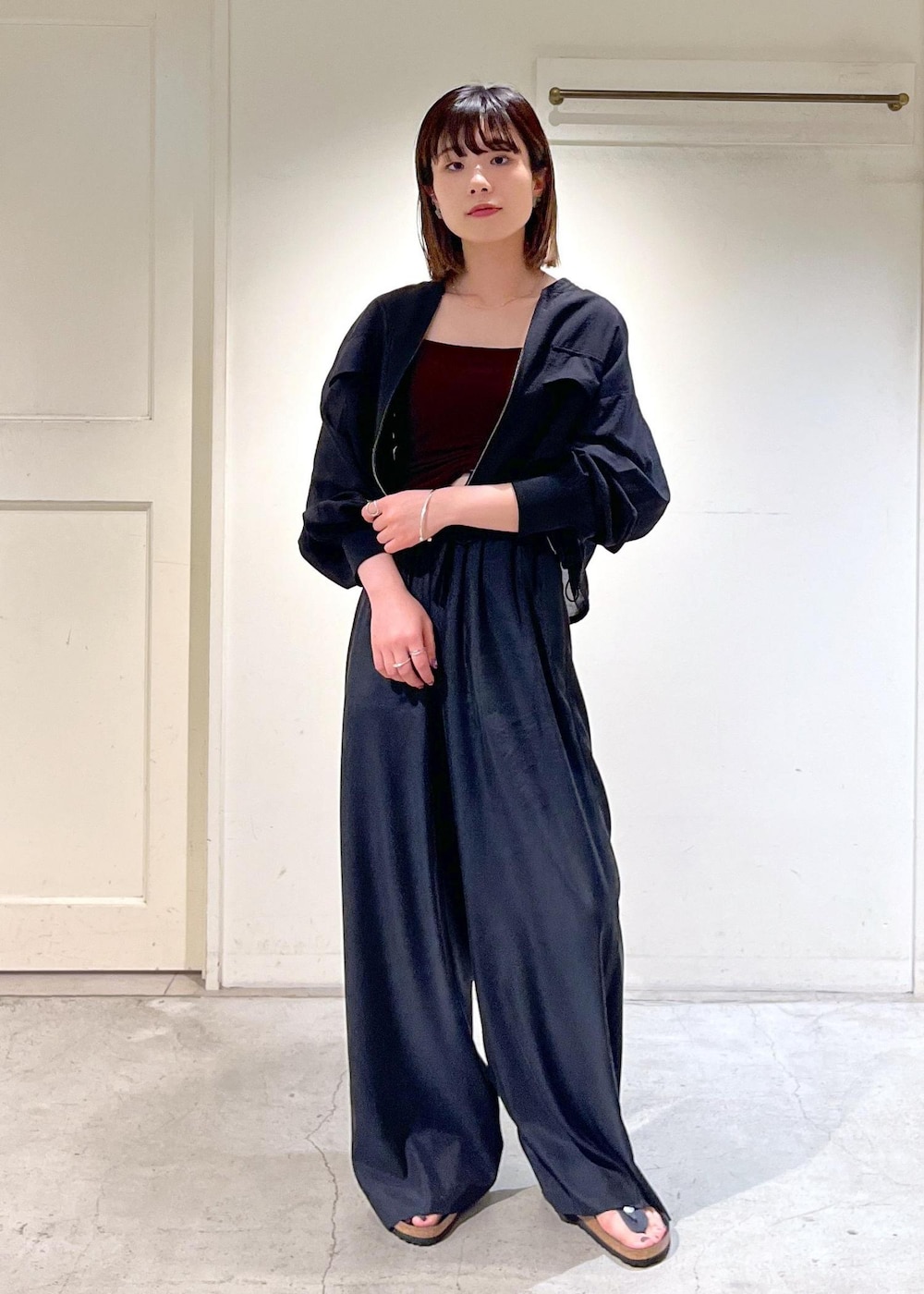 「Speedo、Pile Mini Top、スイムウェア、ワインレッド、イージーパンツ、BIRKENSTOCK、Gizeh Big Buckle LEOI、KiU for SALON、KiU、水着、羽織り、雨の日コーデ、夏コーデ、夏の快適ボトム、ブラック」|「SALON adam et rope'のシアークロップドブルゾン【洗える】(ブルゾン、ブラック系)」を使った、michiruさん(レディース・156cm)の夏コーディネートの4枚目の写真