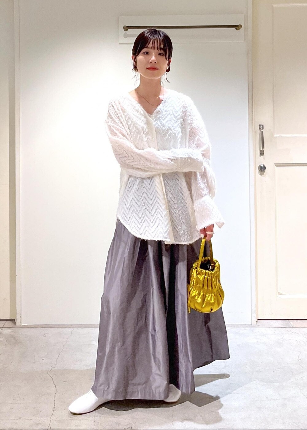「新作、ジャガード、シャツ、ブラウス、羽織り、タフタ、porselli、ジャズシューズ、CreamyCotton、クリーミーコットン、靴下、チェーンバッグ、ハンドバッグ、イエロー、フリンジ」｜「E.PORSELLIの【porselli（ポルセリ）】jazz shoes solid/ジャズシューズ（その他シューズ、ホワイト系）」を使った、michiruさん（レディース・156cm）の秋コーディネートの3枚目の写真