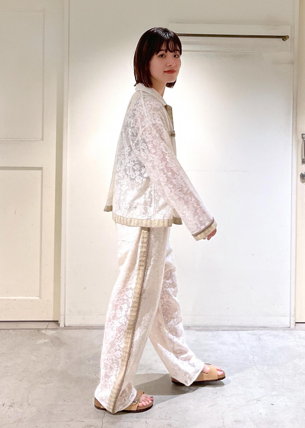 「オーガニックコットン、ジャケット、シャツ、KINAN、タンクトップ、カーキ、BIRKENSTOCK、Arizona VL Dotted、Alec Soth、トートバッグ、ホワイト、ベージュ、パンツ、レース、サンダル」|「SALON adam et rope'のKINANファームリーリブタンクトップ(タンクトップ、グリーン系)」を使った、michiruさん(レディース・156cm)の春コーディネートの6枚目の写真