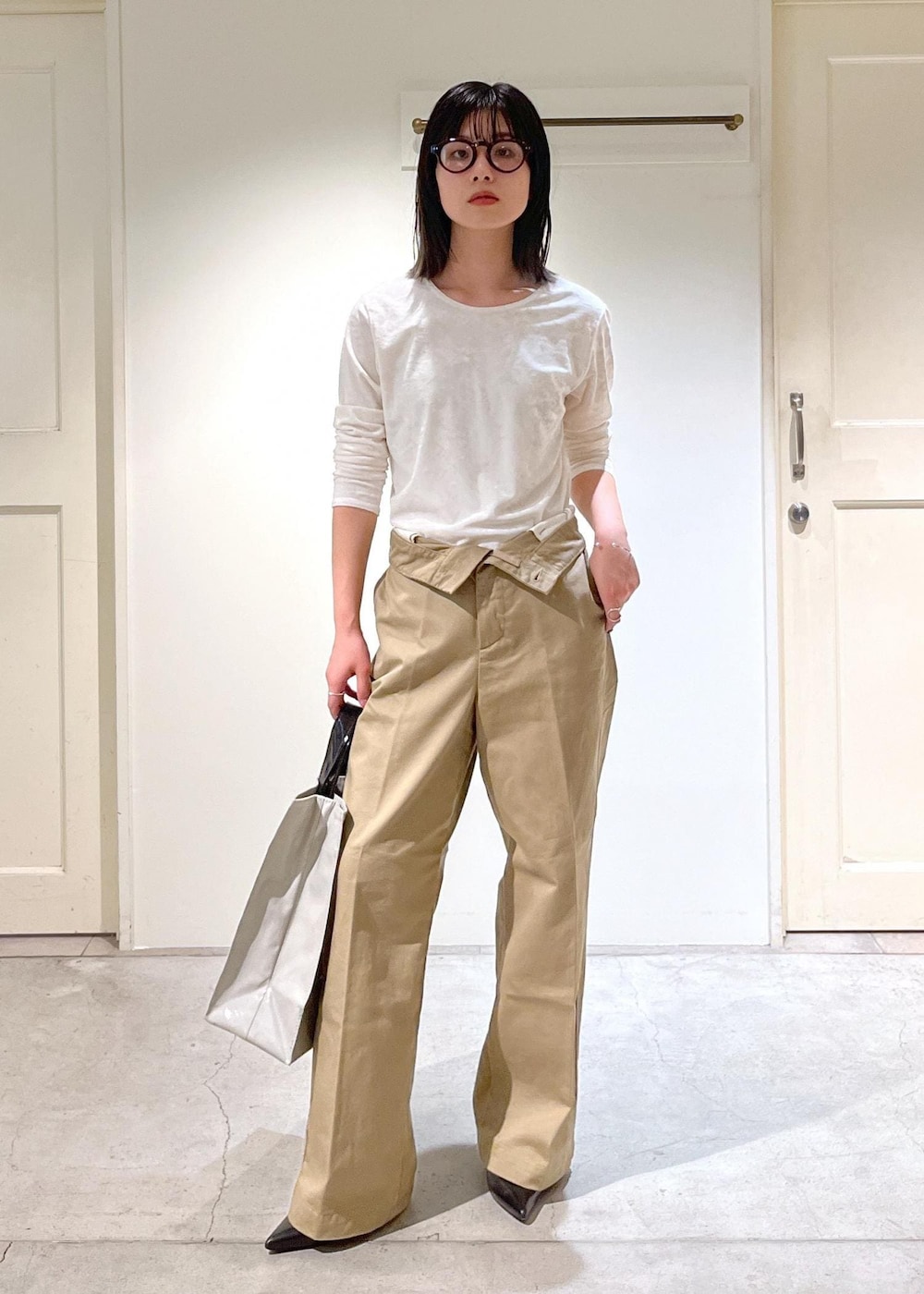 「新作、2way、クラッシュベロア、ロンT、Americana for SALON、Americana、TEMBEA×Americana×SALON、TEMBEA、ポシェット、グレー、ホワイト、プルオーバー、長袖、Tシャツ、ベージュ」｜「SALON adam et rope'のクラッシュベロア2WAYロングスリーブTシャツ【セットアップ対応・洗える】（Tシャツ/カットソー、ホワイト系）」を使った、michiruさん（レディース・156cm）の秋コーディネートの3枚目の写真