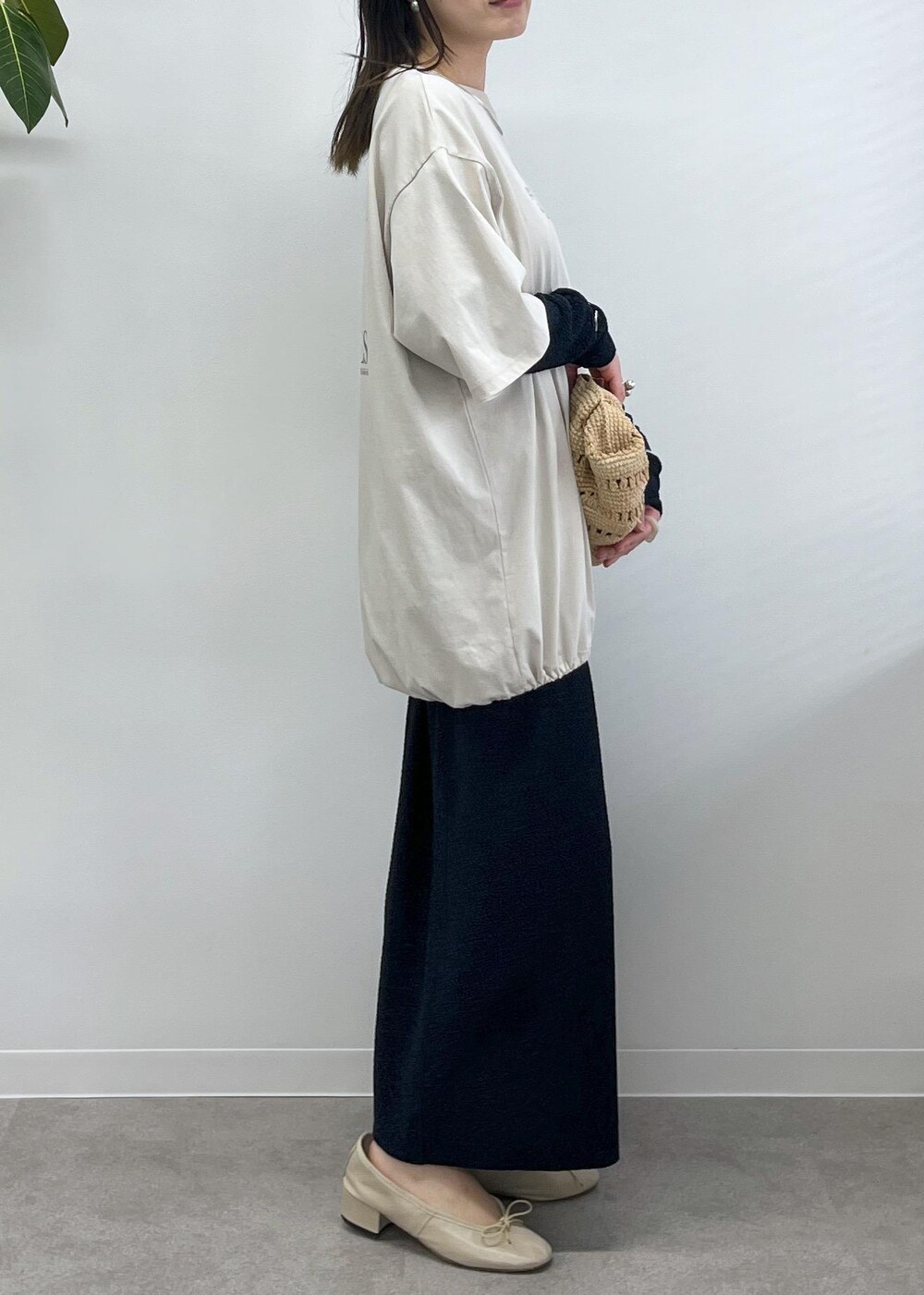 「Americana for SALON、Americana、Tシャツ、半袖、オーバーサイズ、オフホワイト、プルオーバー、クロップド丈、ラメ、ネイビー、タイトスカート、porselli、バレエヒール、ベージュ、MAISON N.H PARIS」|「SALON adam et rope'のシャイニージャカードクロップドプルオーバー(Tシャツ/カットソー、ブルー系)」を使った、michiruさん(レディース・156cm)の冬コーディネートの4枚目の写真