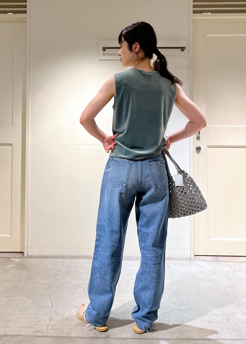 「23SS夏の新作、骨格ウェーブ、ブルベ、低身長、ベロア、redcardtokyo、The Bagmati、ザバグマティ、サロンアダムエロペ、ブルース、Blues、ホワイト、ハンドバッグ、グリーン、ノースリーブ」｜「The Bagmatiの【The Bagmati（ザ バグマティ）】ラメメッシュバッグ（ハンドバッグ、ホワイト系）」を使った、michiruさん（レディース・156cm）の夏コーディネートの5枚目の写真