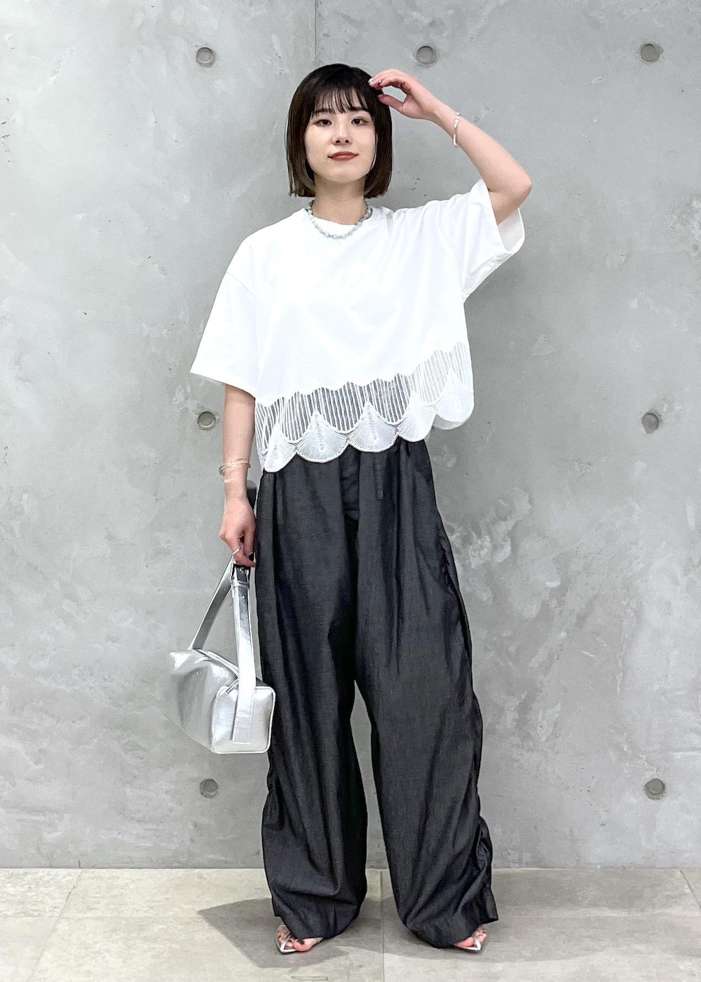 「EMYU RAKUSAI、シアー、Gabriela Coll Garments、BRENTELLA、シルバー、レザー、サロンアダムエロペ、NIPPON CULTURE、24SS春の新作、24SS予約、24SS夏の新作、骨格ウェーブ、ブルべ、春ファッション、夏ファッション」｜「SALON adam et rope'の【雑誌掲載】【追加】レザーボックスショルダーバッグ（ショルダーバッグ、シルバー系）」を使った、michiruさん（レディース・156cm）の春コーディネートの5枚目の写真