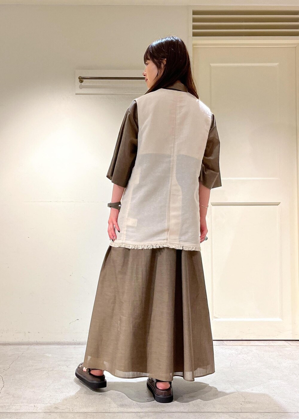 「骨格ウェーブ、ブルベ、低身長、シャツワンピース、ジレ、MOHI、レザーサンダル、シルバー、バングル、サロンアダムエロペ、ビッグシルエット、厚底シューズ、お出かけコーデ、SALON adam et rope'、シアートップス」|「MOHIの【MOHI(モヒ)】レザーサンダル(サンダル、ブラウン系)」を使った、michiruさん(レディース・156cm)の夏コーディネートの5枚目の写真