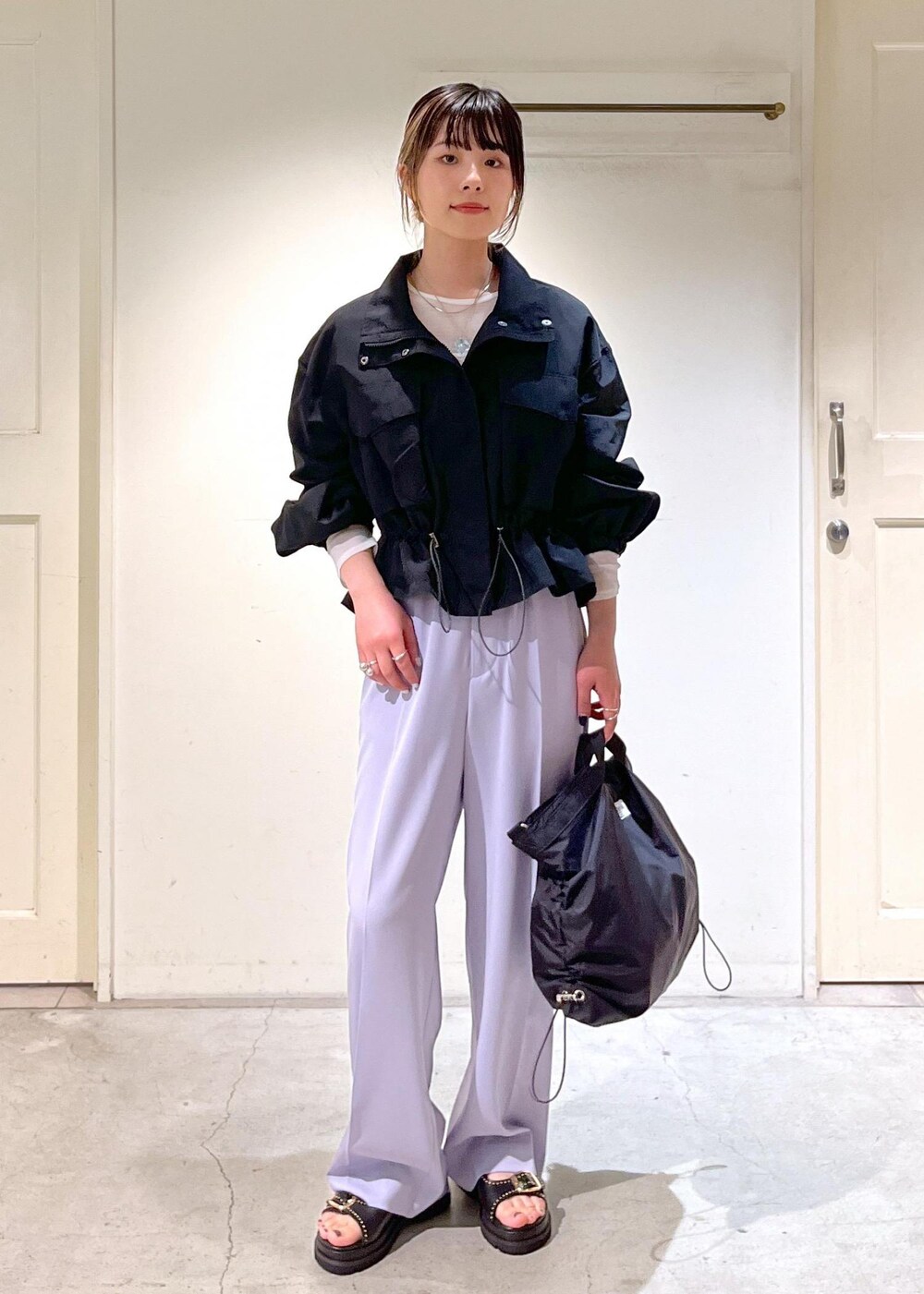 「ブルゾン、シアー、Tシャツ、スラックス、MOHI、別注、ショルダーバック、トートバッグ、アメリカーナ、ブラック、パンツ、ラベンダー、サンダル、厚底、サロンアダムエロペ」｜「SALON adam et rope'のシアークルーネックプルオーバー（Tシャツ/カットソー、ホワイト系）」を使った、michiruさん（レディース・156cm）の冬コーディネートの5枚目の写真