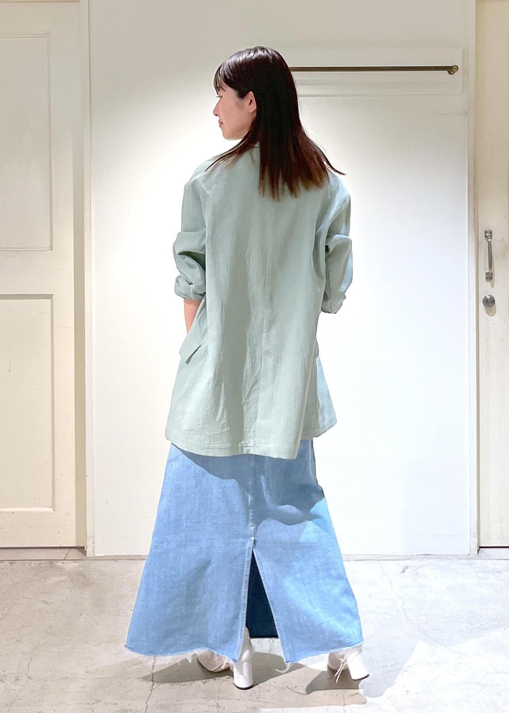 「春ジャケット、羽織、オーガニックコットン、グリーン、PELLICO SUNNY、redcardtokyo、Vivan、デニムスカート、初春コーデ、春コーデ、デートコーデ、お出かけコーデ、旅行コーデ、推し活コーデ、女子会コーデ」｜「SALON adam et rope'のオーガニックコットンダブルガーゼジャケット（テーラードジャケット、グリーン系）」を使った、michiruさん（レディース・156cm）の春コーディネートの5枚目の写真