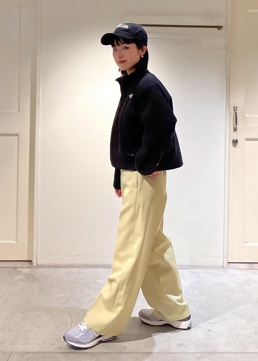 「THE NORTH FACE、ノースフェイス、フリース、ジャケット、New Balance、ニューバランス、Americana、アメリカーナ、キャップ、ブラック、パンツ、イエロー、グレー、スニーカー、サロンアダムエロペ」｜「SALON adam et rope'の【Americana（アメリカーナ）】47クリーンナップキャップ（キャップ、ブラック系）」を使った、michiruさん（レディース・156cm）の秋コーディネートの2枚目の写真