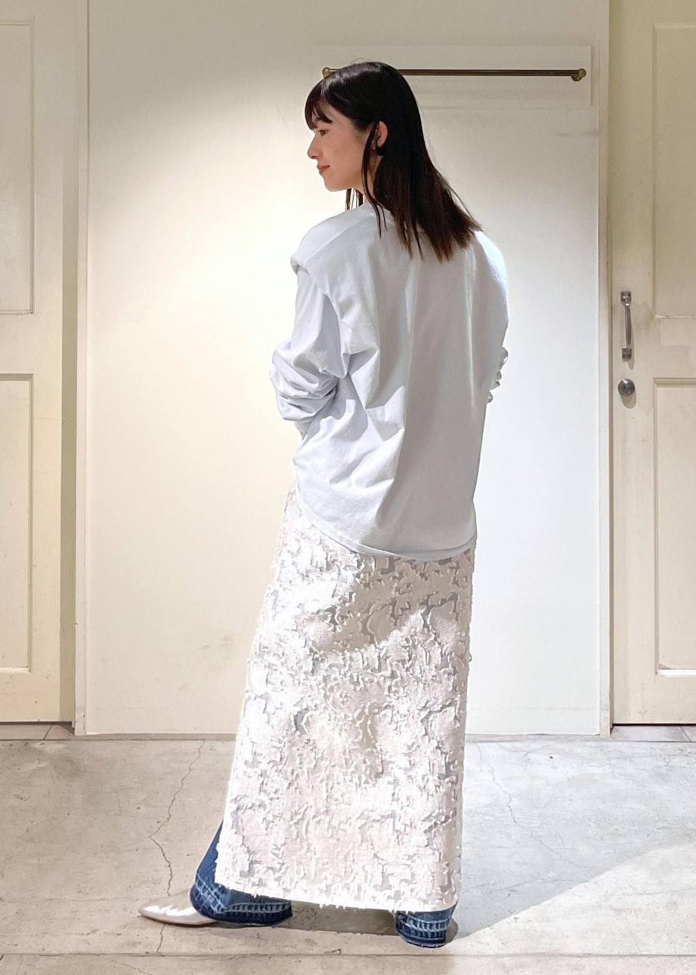 「KURO、Tシャツ、タイトスカート、ホワイト、デニム、ネイビー、レザー、シルバー、ミニバッグ、初春コーデ、春コーデ、デートコーデ、お出かけコーデ、旅行コーデ、推し活コーデ」|「SALON adam et rope'のエルブジャガードスリットナロースカート(スカート、ホワイト系)」を使った、michiruさん(レディース・156cm)の春コーディネートの5枚目の写真