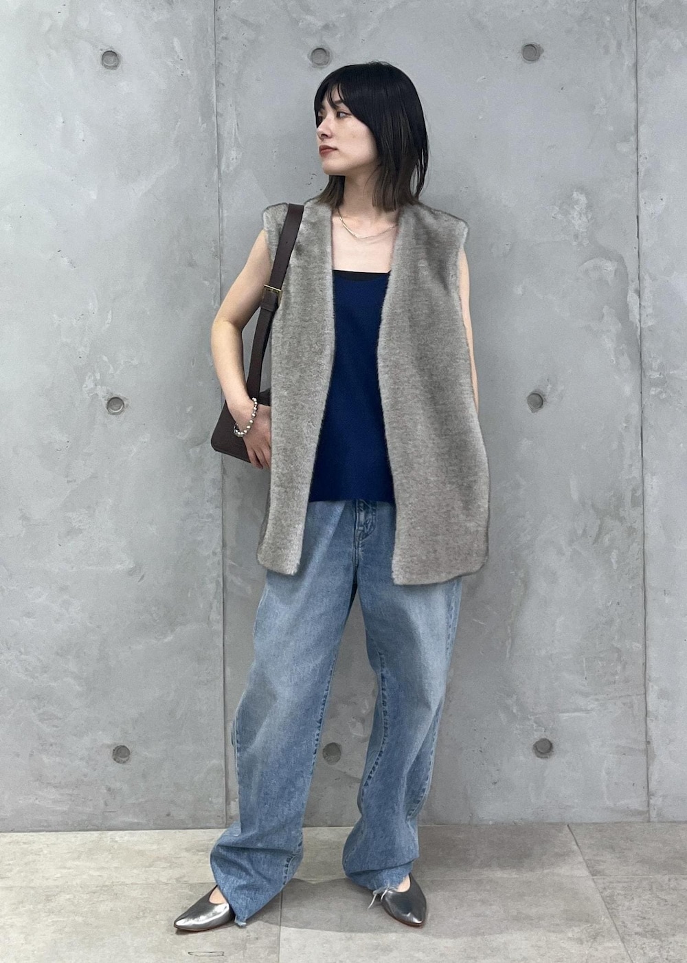 「ファー、ジレ、Gabriela Coll Garments、ウール、KURO for SALON、KURO、MARTINIANO、レザー、ブラウン、グレー、ノースリーブ、ブルー、デニム、シルバー、ローヒール」|「SALON adam et rope'の【雑誌掲載】【追加】レザーボックスショルダーバッグ/クロスボディバッグ(ショルダーバッグ、ブラウン系)」を使った、michiruさん(レディース・156cm)の夏コーディネートの2枚目の写真
