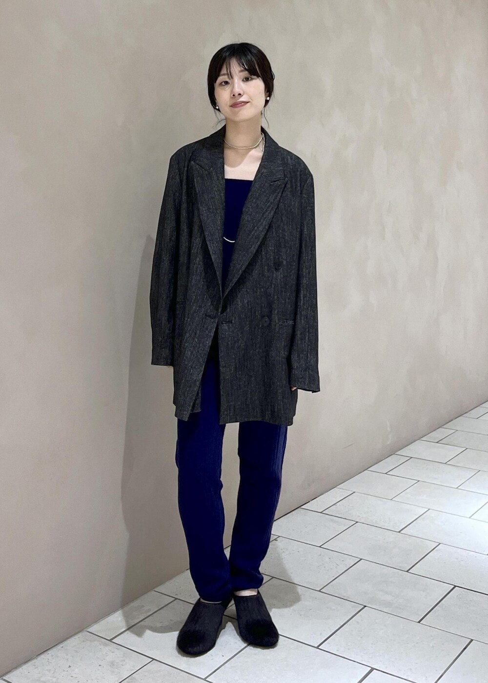 ブラック系のテーラードジャケット、ブラック系のハンドバッグ、ブラック系のその他シューズを着用したレディースの秋コーディネートの6枚目の写真