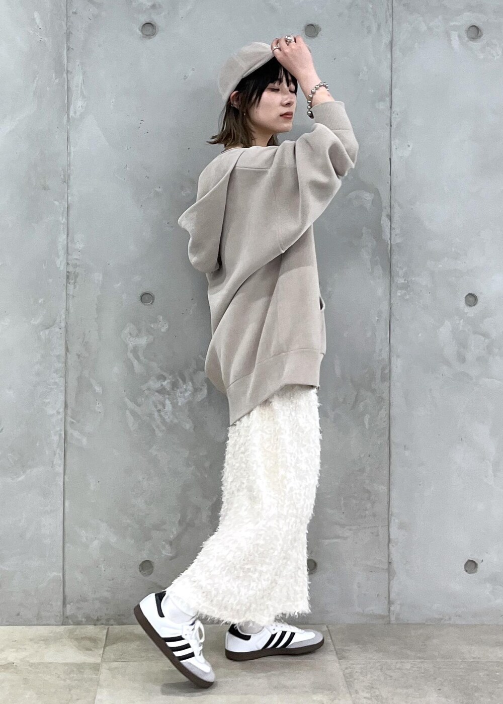 「creamycotton、クリーミーコットン、オーガニックコットン、ダブルジップ、adidas、SAMBA OG、デザインtops、アディダス、ジャガード、ナロースカート、WEB限定、ベージュ、オーバーサイズ、ホワイト、スカート」|「SALON adam et rope'のブラパッド付タンクトップ-CreamyCotton /クリーミーコットン-(タンクトップ、ベージュ系)」を使った、michiruさん(レディース・156cm)の夏コーディネートの9枚目の写真