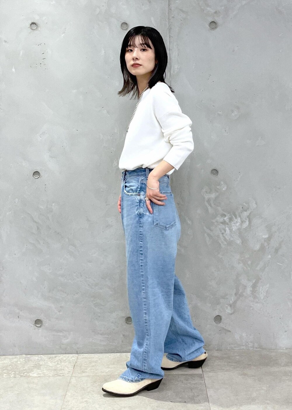 「スウェット、プルオーバー、Ｖネック、ホワイト、デニム、レザー、ERICKA NICOLAS BEGAY、ナバホパール、シルバー、RED CARD TOKYO、Dakota、初秋コーデ、秋コーデ、初冬コーデ、デートコーデ」｜「SALON adam et rope'のスプリットレザーミドルボストンバッグ（ボストンバッグ、ホワイト系）」を使った、michiruさん（レディース・156cm）の秋コーディネートの6枚目の写真