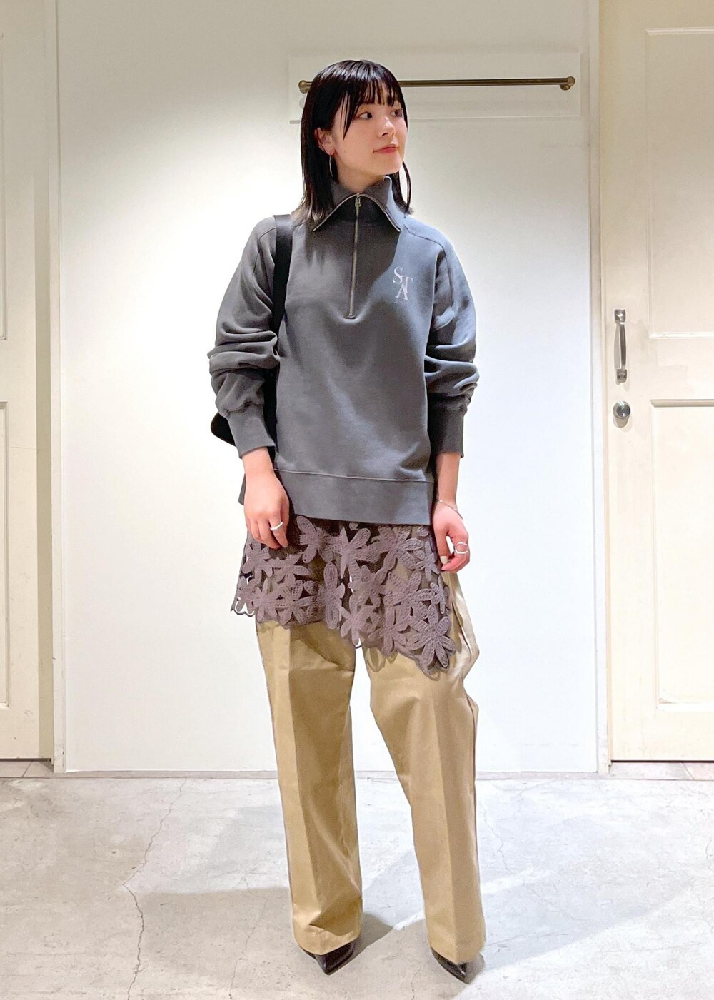 「新作、ハーフジップ、ロゴ、ラップスカート、Americana for SALON、Americana、チノパンツ、チェーンバッグ、クラッチバッグ、ヒール、グレー、長袖、チャコールグレー、ベージュ、ワイド」｜「AMERICANAの【Americana for SALON】別注サイドラインチノパンツ（チノパンツ、ベージュ系）」を使った、michiruさん（レディース・156cm）の秋コーディネートの3枚目の写真
