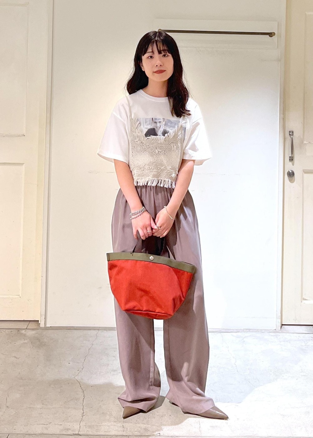 グレー系のキャミソール、ホワイト系のTシャツ/カットソー、ブラウン系のその他パンツを着用したレディースの秋コーディネートの2枚目の写真