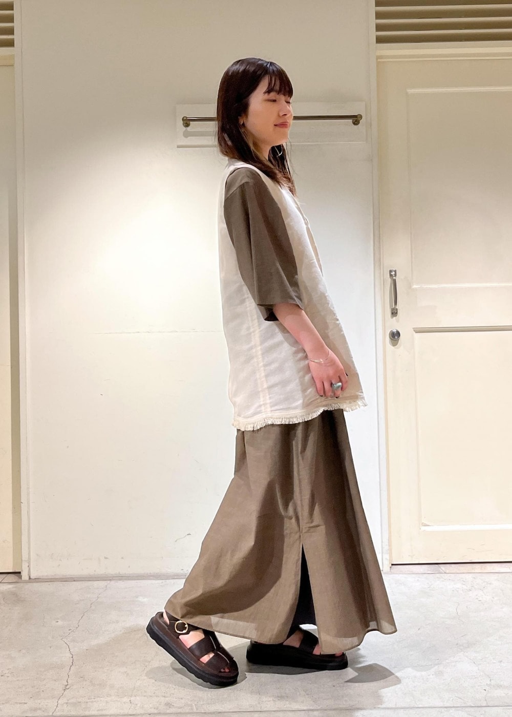 「骨格ウェーブ、ブルベ、低身長、シャツワンピース、ジレ、MOHI、レザーサンダル、シルバー、バングル、サロンアダムエロペ、ビッグシルエット、厚底シューズ、お出かけコーデ、SALON adam et rope'、シアートップス」|「MOHIの【MOHI(モヒ)】レザーサンダル(サンダル、ブラウン系)」を使った、michiruさん(レディース・156cm)の夏コーディネートの4枚目の写真
